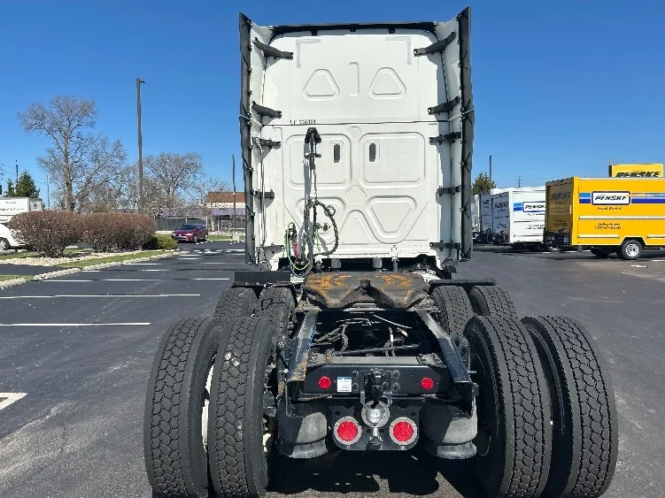 2023 Freightliner Cascadia in Indianapolis, IN — photo 6