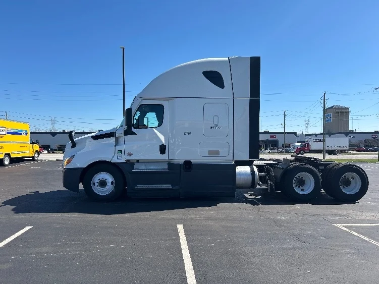 2023 Freightliner Cascadia in Indianapolis, IN — photo 4