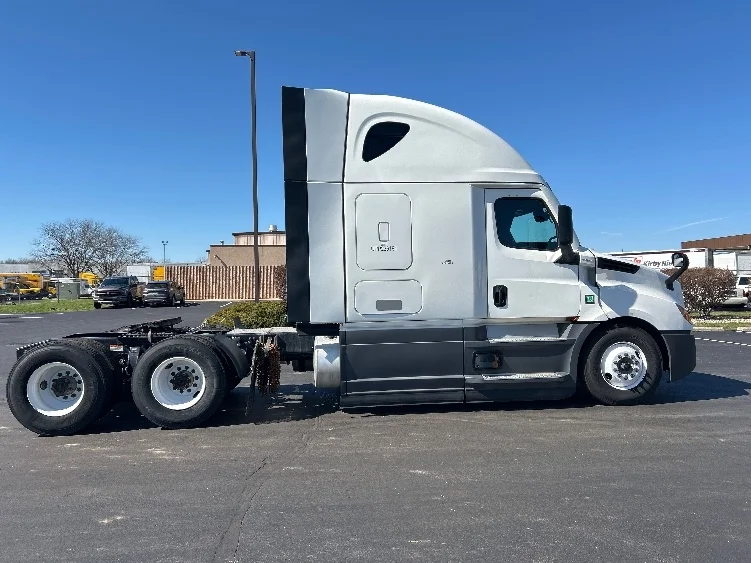 2023 Freightliner Cascadia in Indianapolis, IN — photo 8