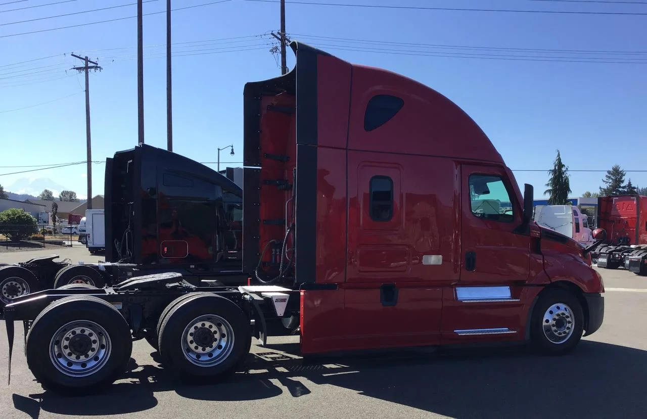 2022 Freightliner Cascadia in Pacific, WA — photo 3