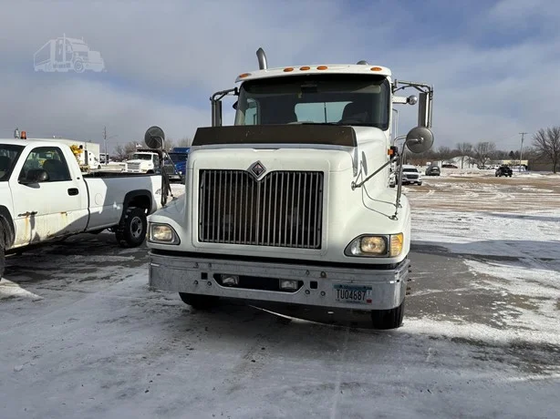 2004 International - image 3