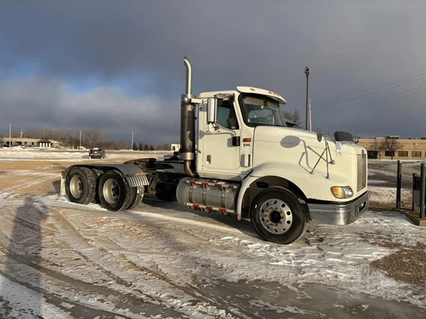 2004 International - image 2