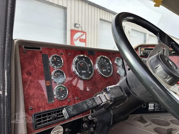 2004 International - image 8