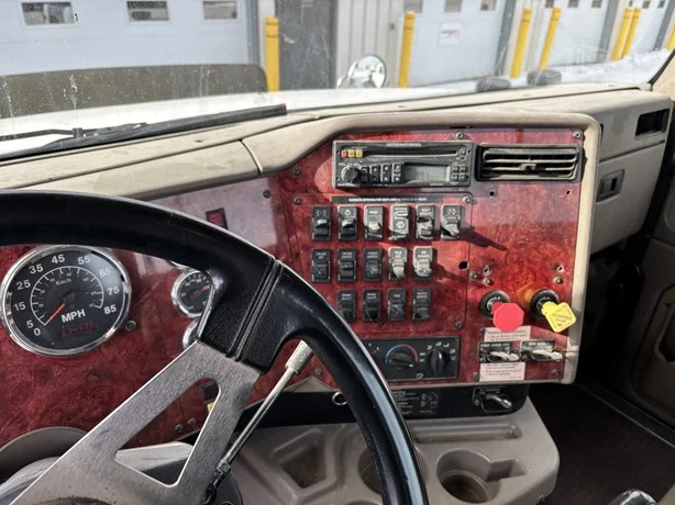 2004 International - image 9