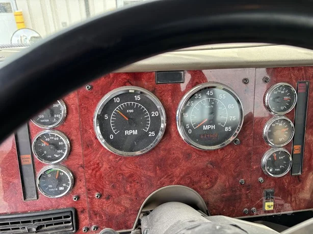 2004 International - image 10