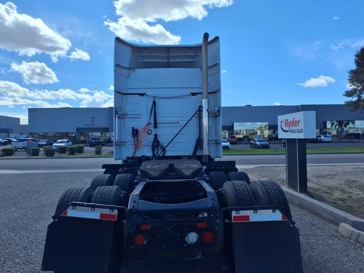 2020 Volvo VNR 640 - image 5