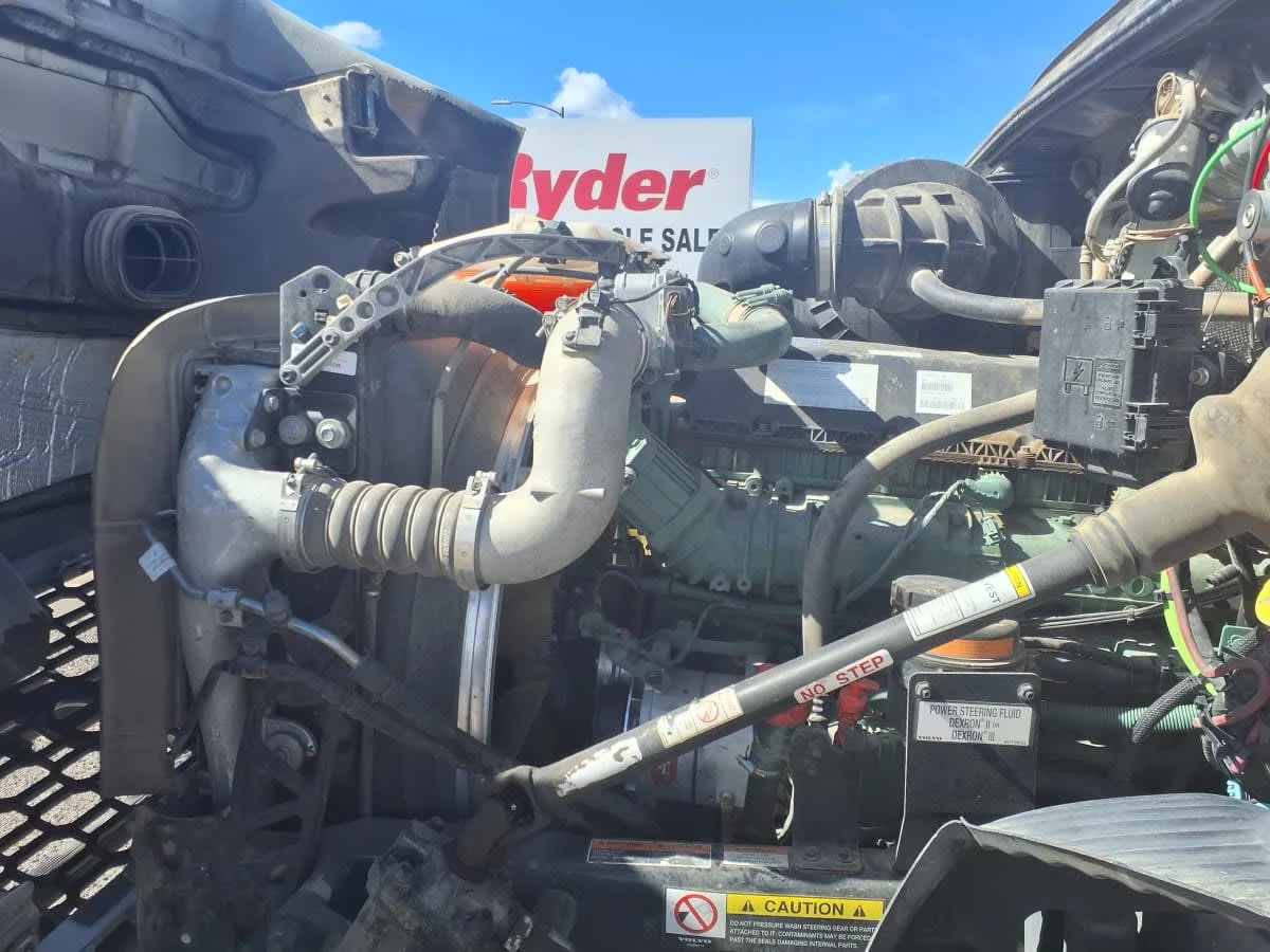 2020 Volvo VNR 640 - image 9