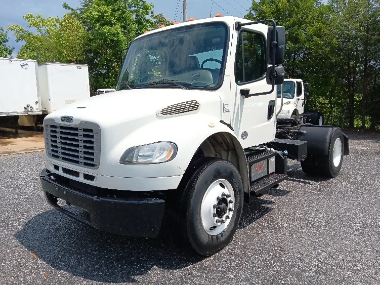 2018 Freightliner M2 106 - image 3