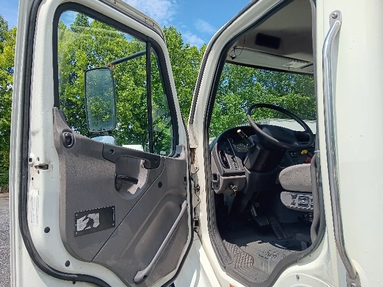 2018 Freightliner M2 106 - image 9