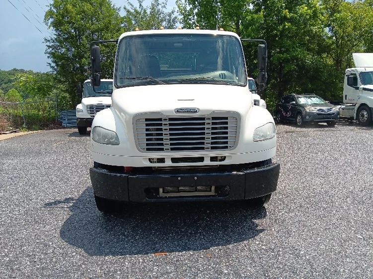 2018 Freightliner M2 106 - image 2