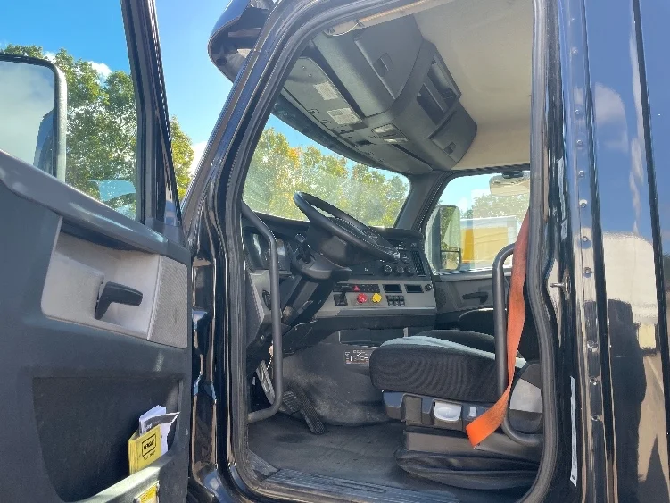 2019 Freightliner Cascadia - image 9