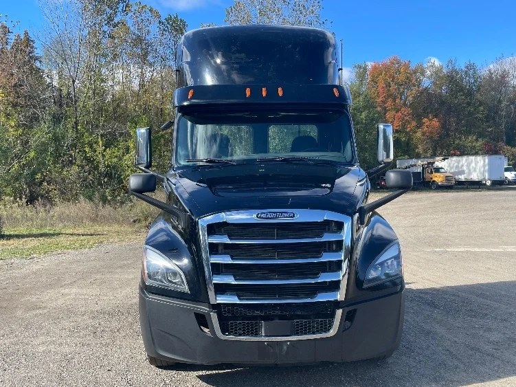 2019 Freightliner Cascadia - image 2