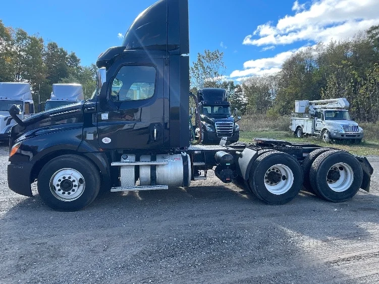 2019 Freightliner Cascadia - image 4