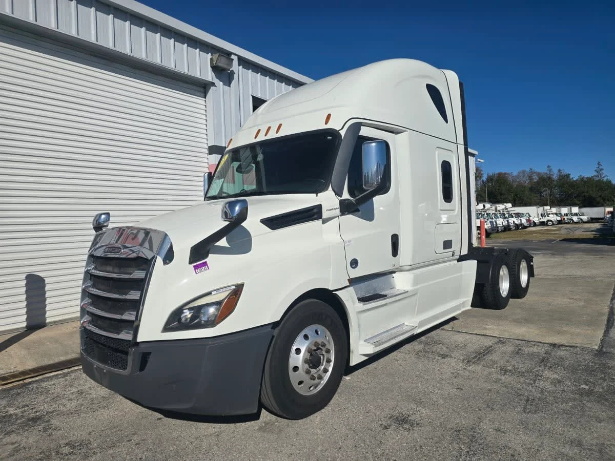 2021 Freightliner Cascadia - image 3