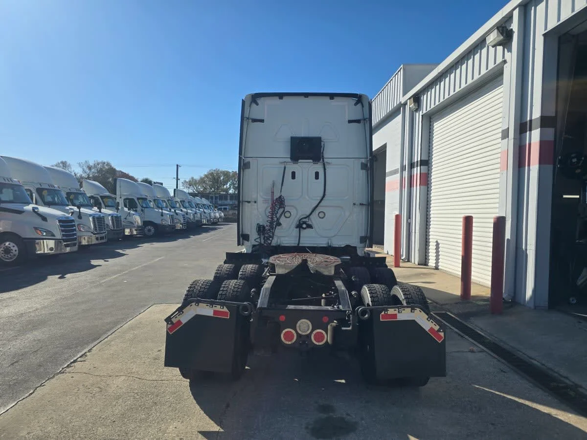 2021 Freightliner Cascadia - image 5