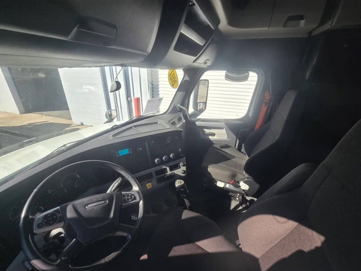 2021 Freightliner Cascadia - image 7