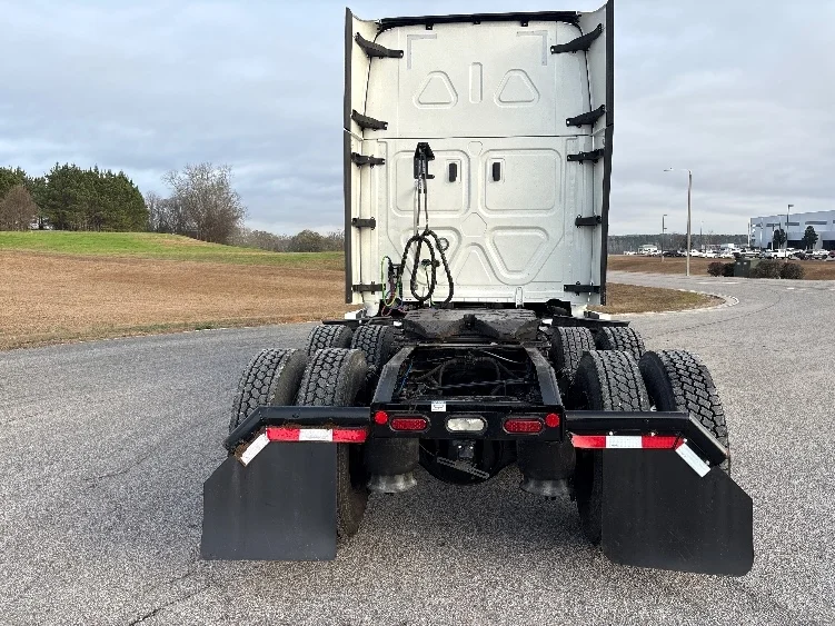 2022 Freightliner Cascadia in Meridian, MS — photo 6