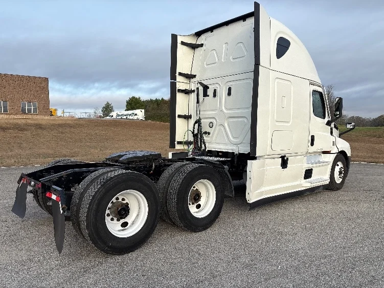 2022 Freightliner Cascadia in Meridian, MS — photo 7