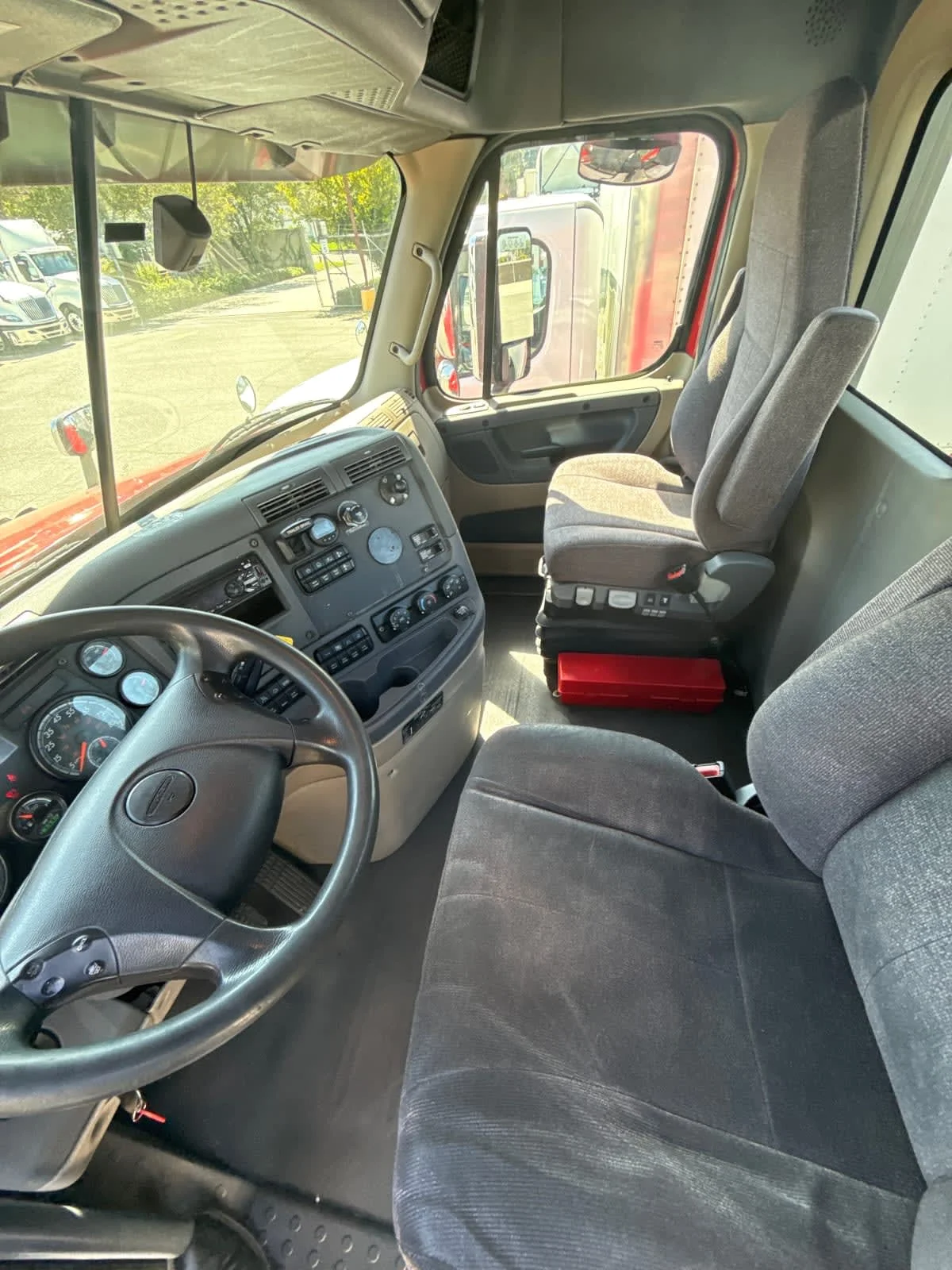 2020 Freightliner Cascadia in Fontana, CA — photo 7