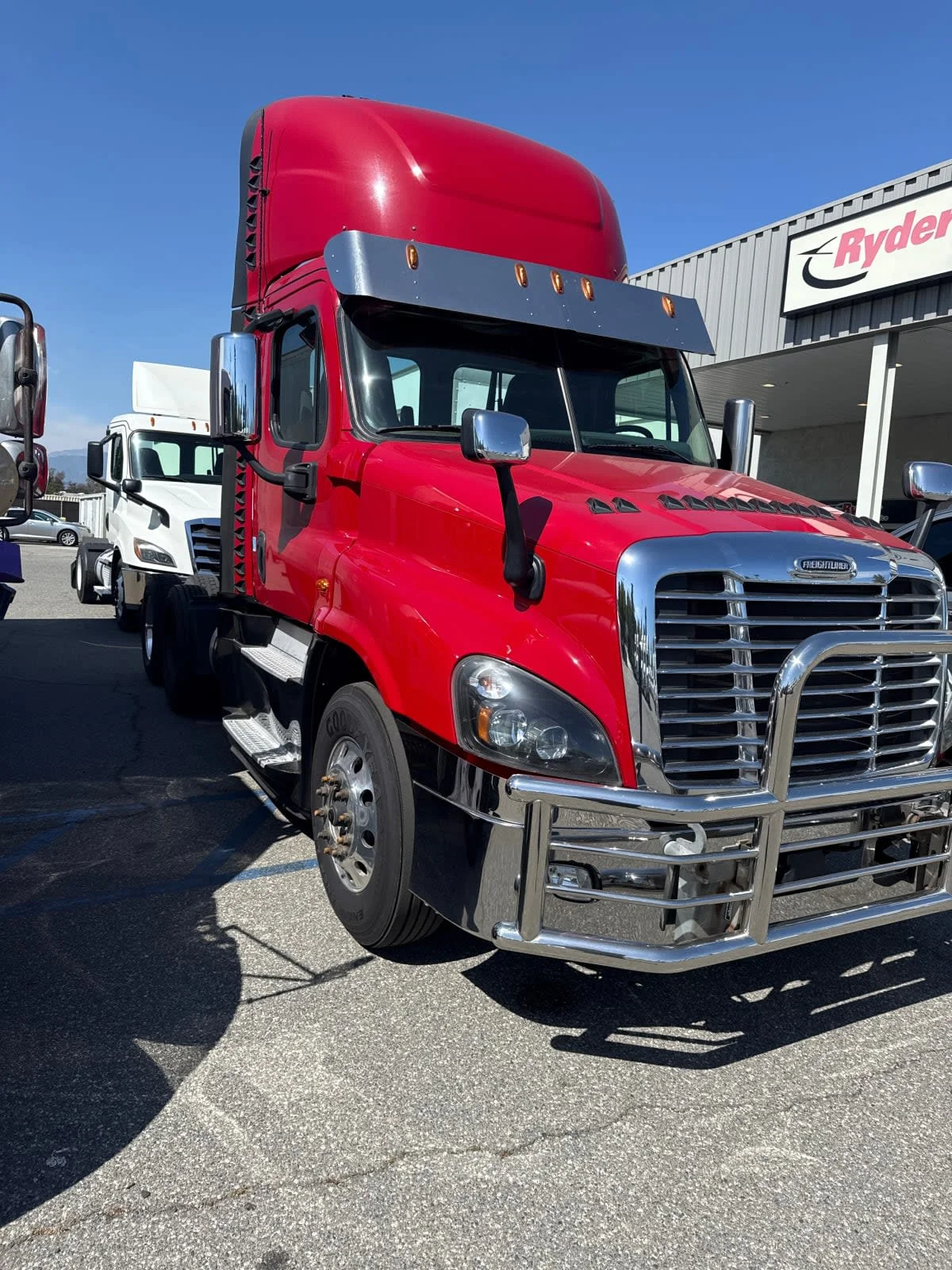 2020 Freightliner Cascadia in Fontana, CA — photo 3