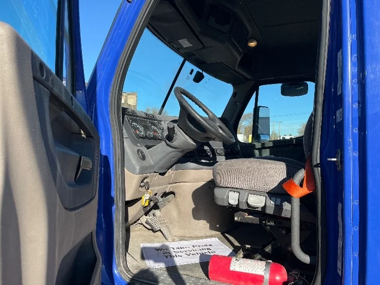 2020 Freightliner Cascadia - image 9