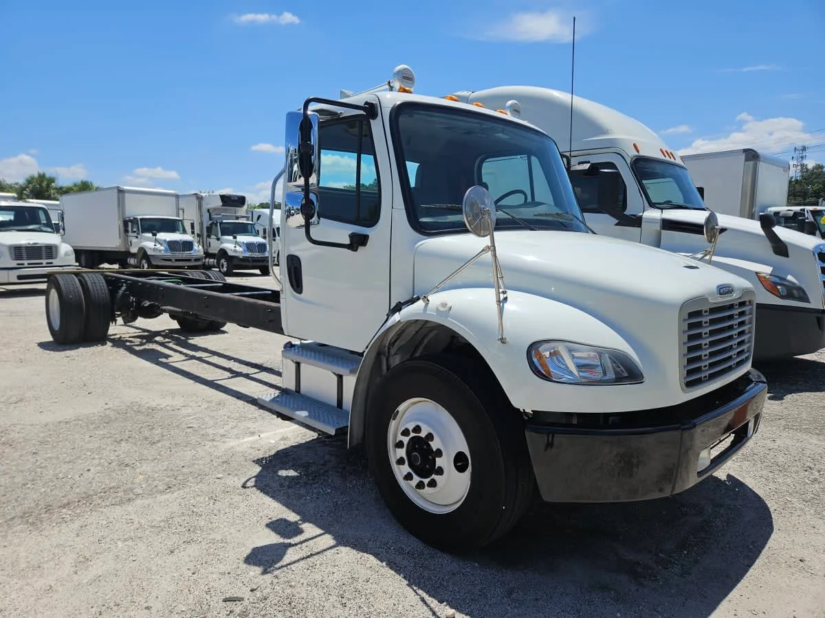 2020 Freightliner M2 106 - image 3