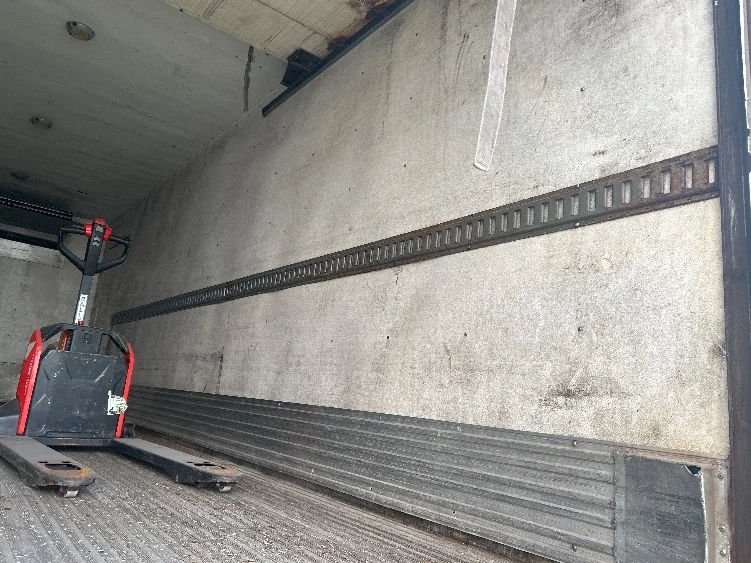 2011 Hino 338 - image 10