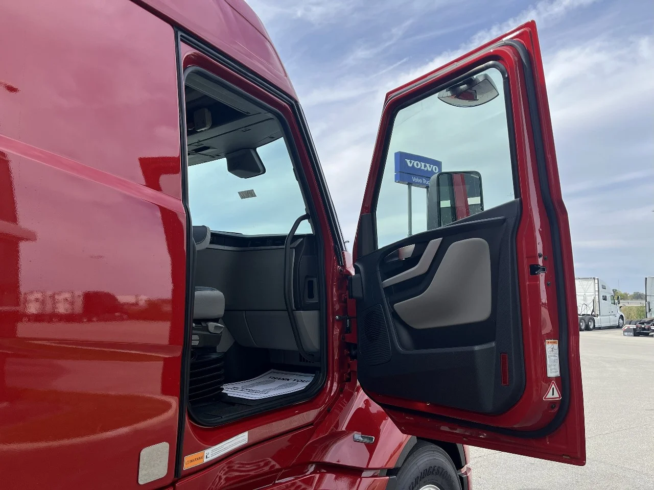 2026 Volvo VNL 860 in Pendleton, IN — photo 20