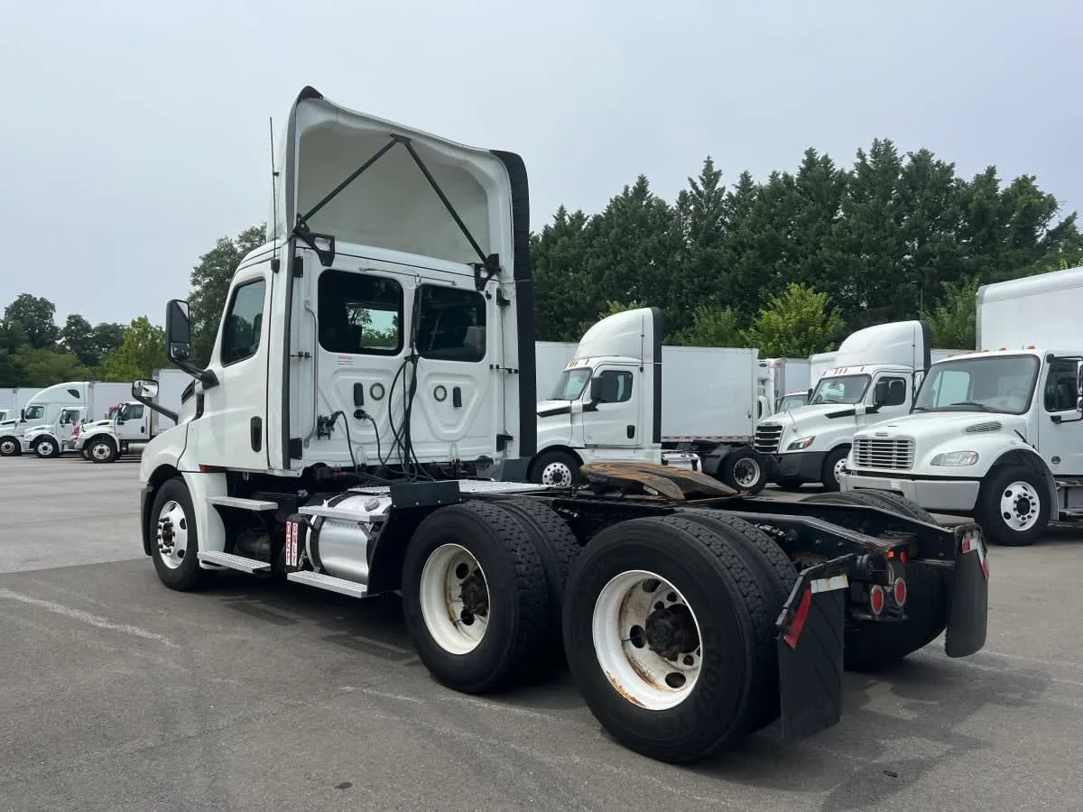 2019 Freightliner Cascadia in Beltsville, MD — photo 6