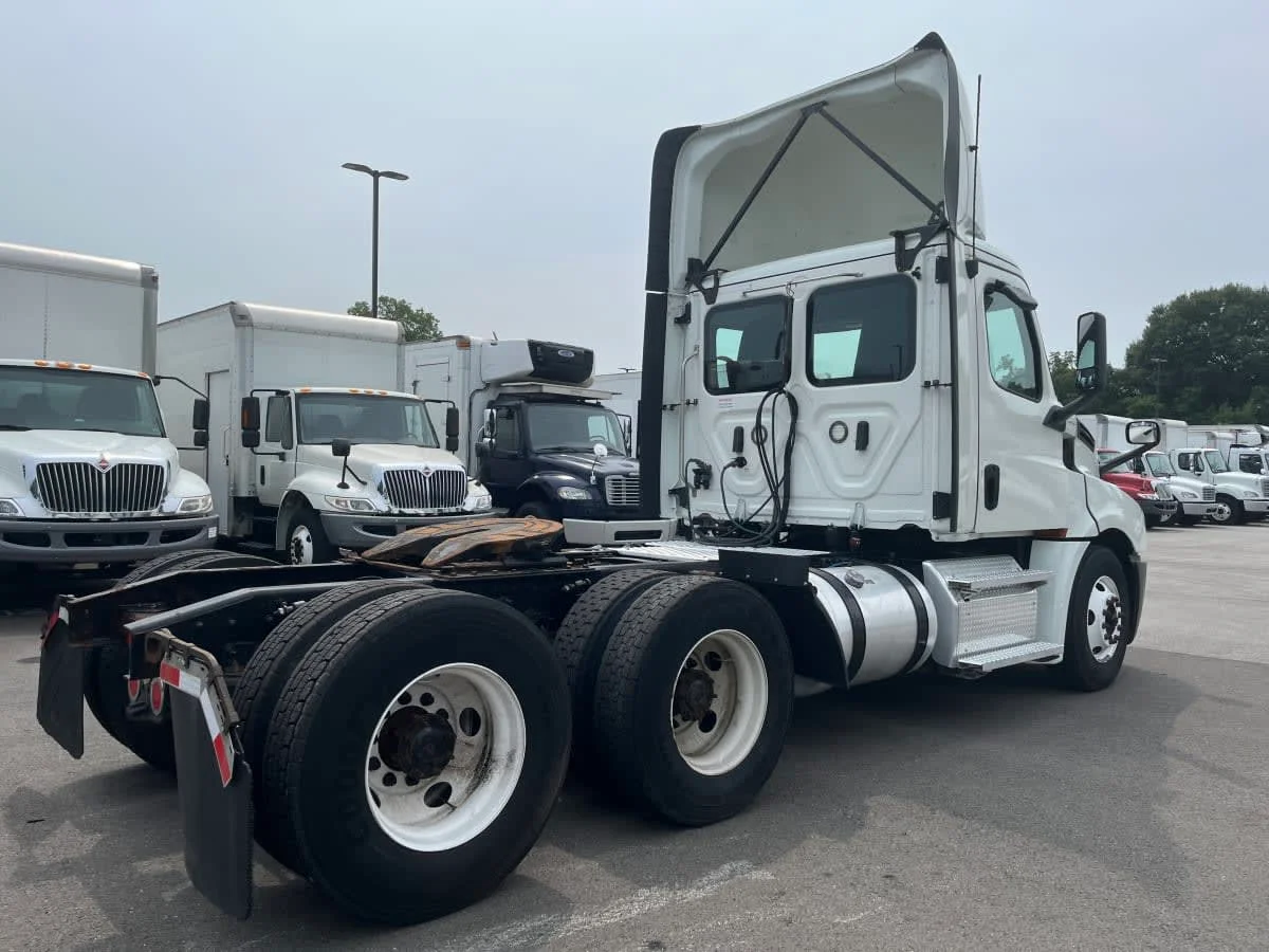 2019 Freightliner Cascadia in Beltsville, MD — photo 4