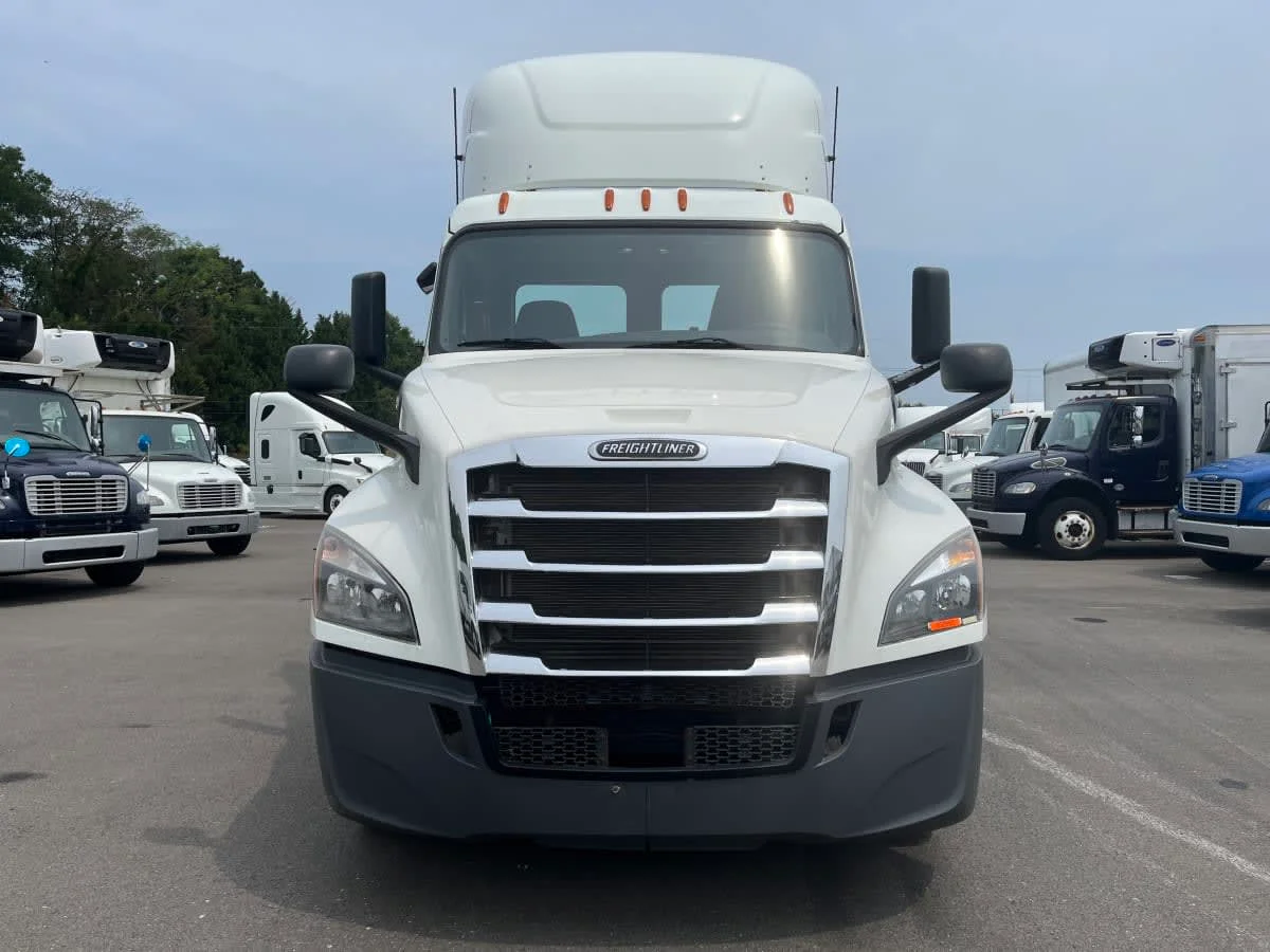 2019 Freightliner Cascadia in Beltsville, MD — photo 2