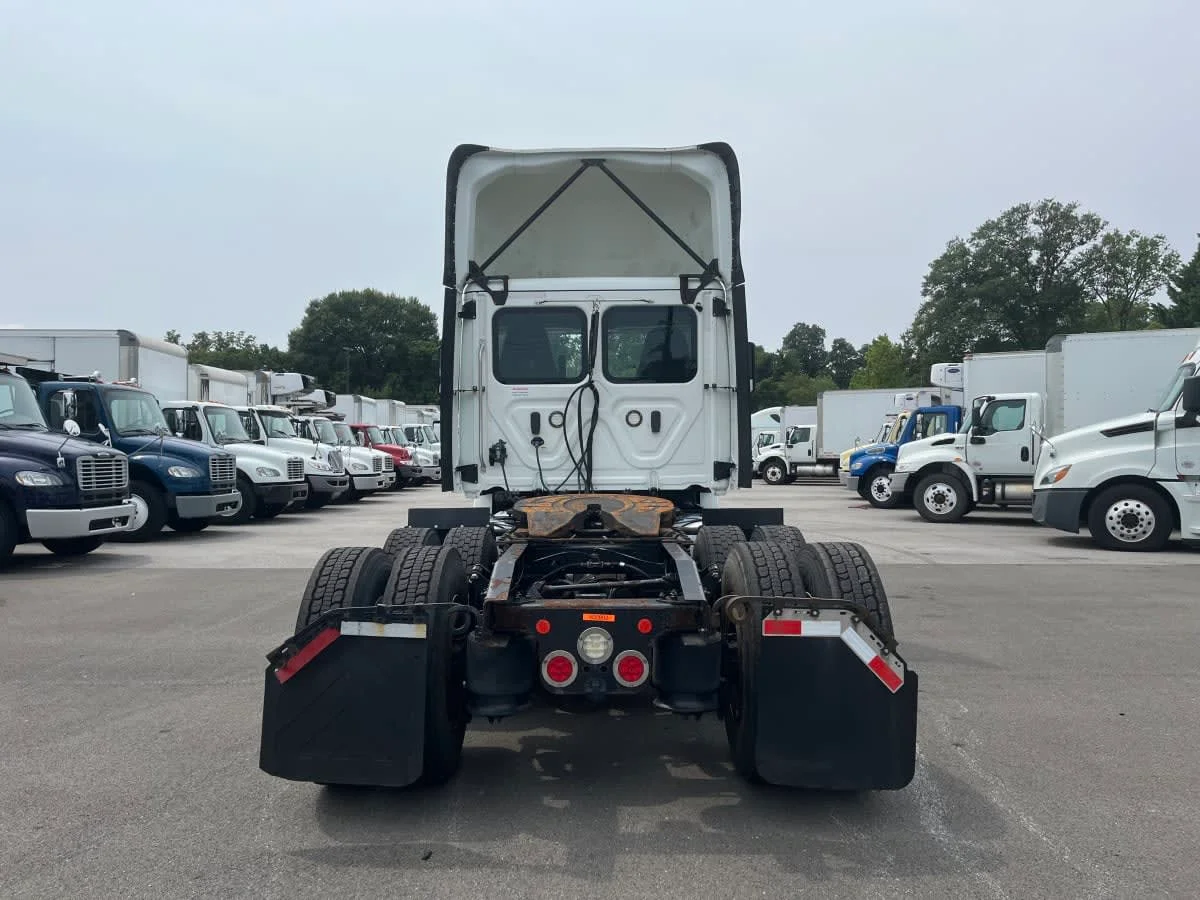 2019 Freightliner Cascadia in Beltsville, MD — photo 5