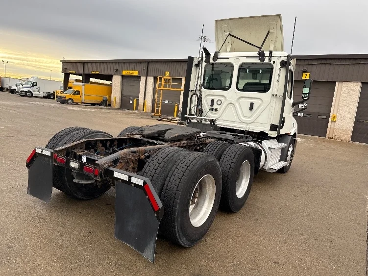 2020 Freightliner Cascadia in Allen Park, MI — photo 7