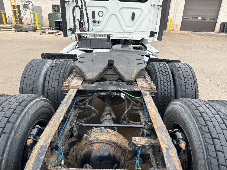 2020 Freightliner Cascadia in Allen Park, MI — photo 6
