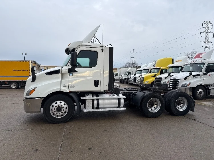 2020 Freightliner Cascadia in Allen Park, MI — photo 4