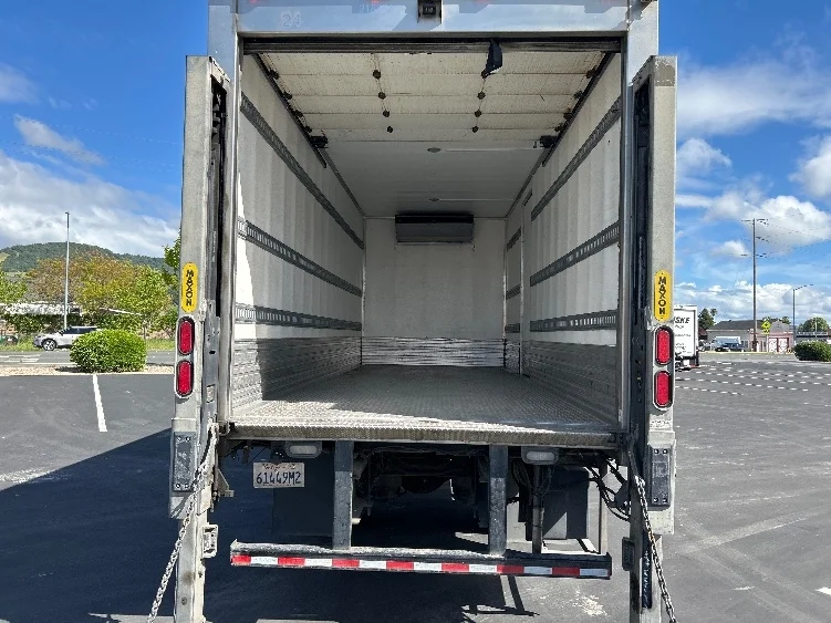 2019 International 4300 - image 8