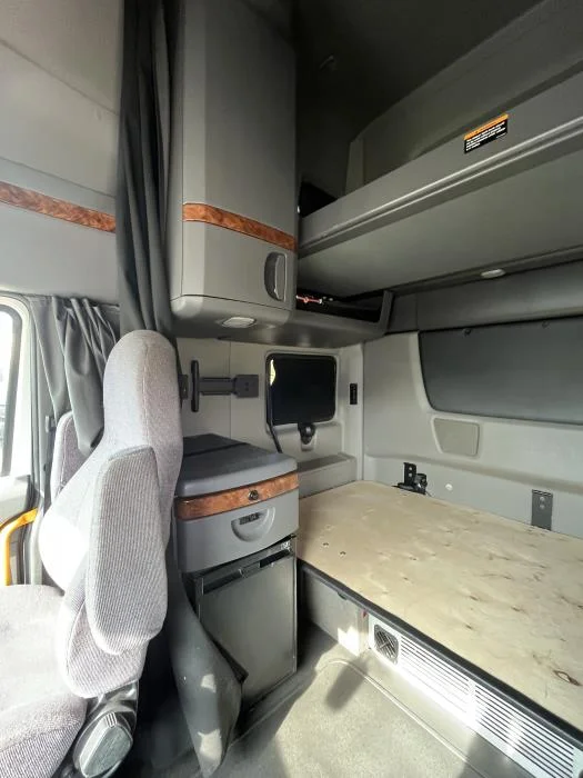 2021 International LT - image 13