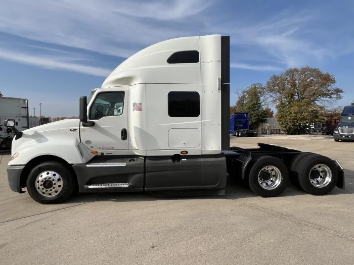 2021 International LT - image 3