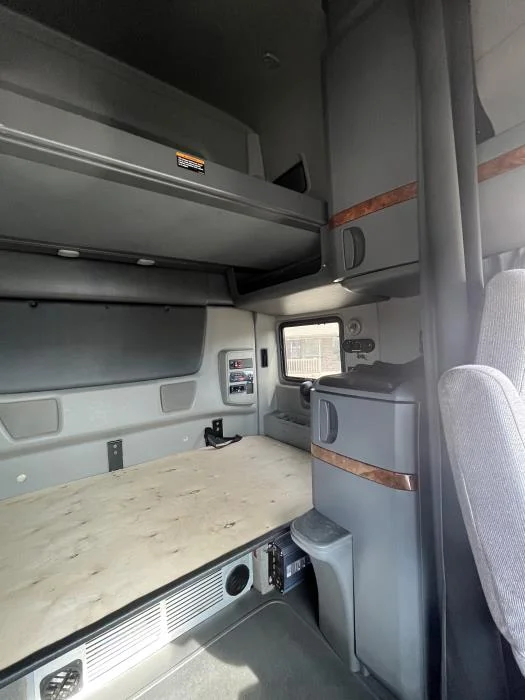 2021 International LT - image 14