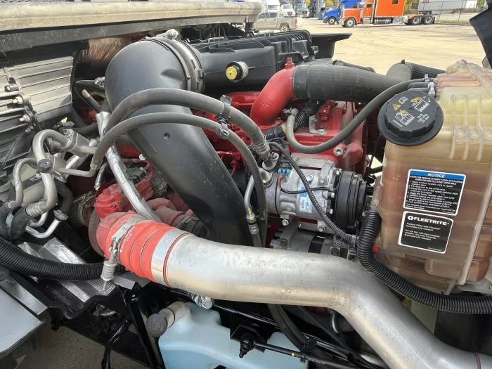 2021 International LT - image 9