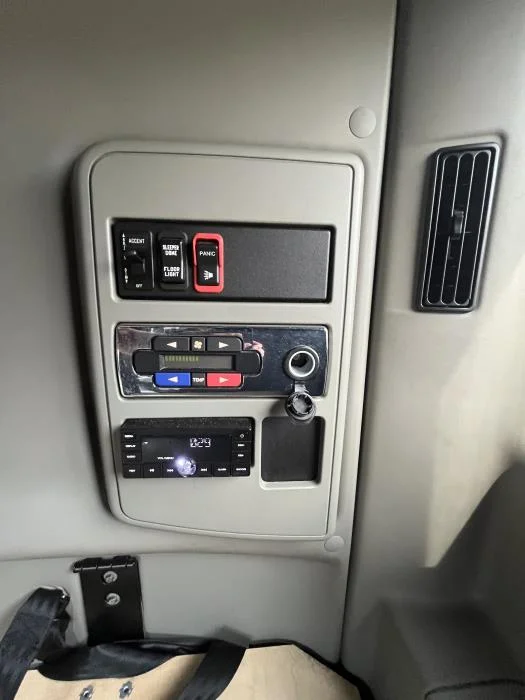 2021 International LT - image 15