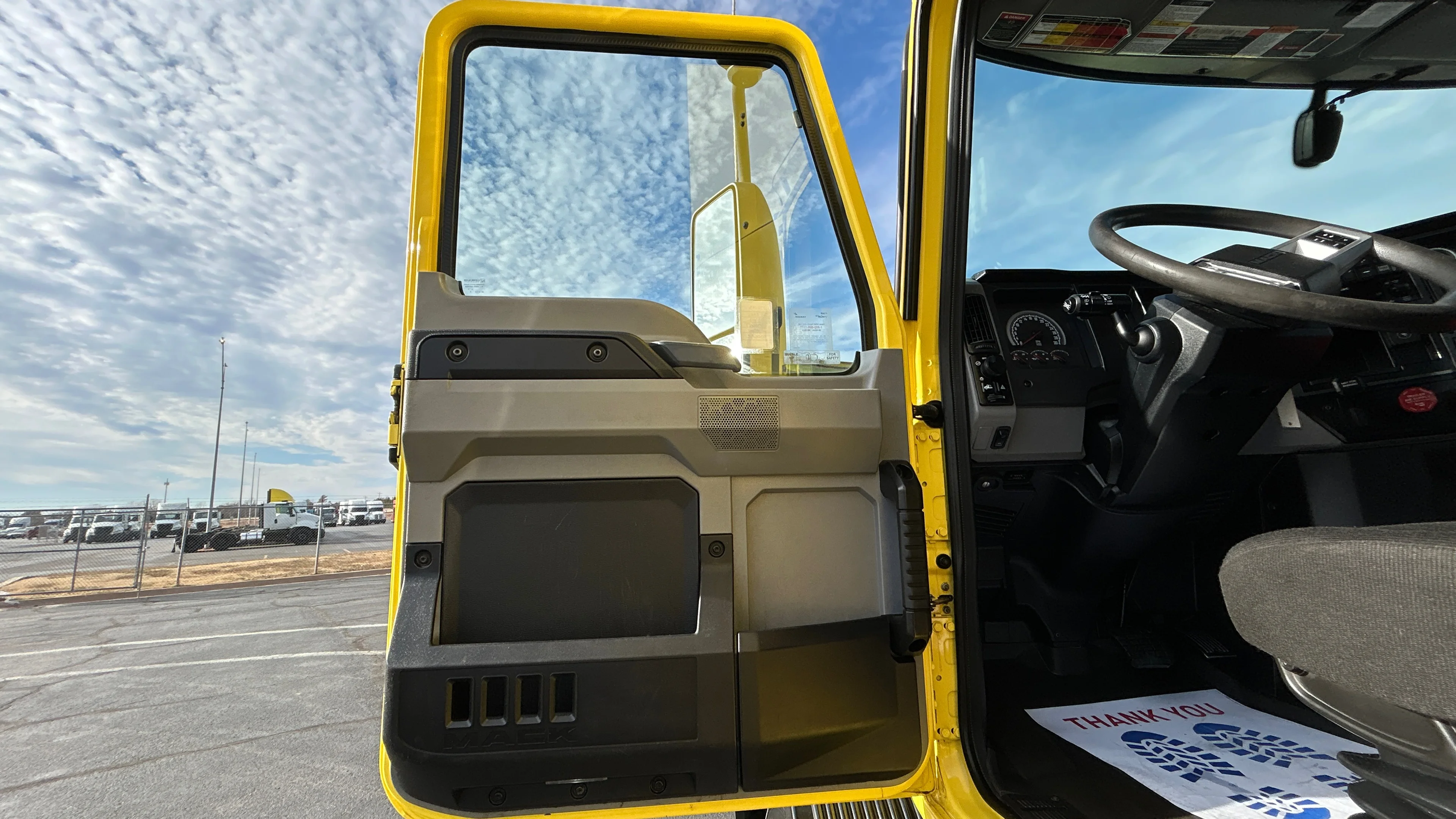 2023 Freightliner Cascadia - image 9