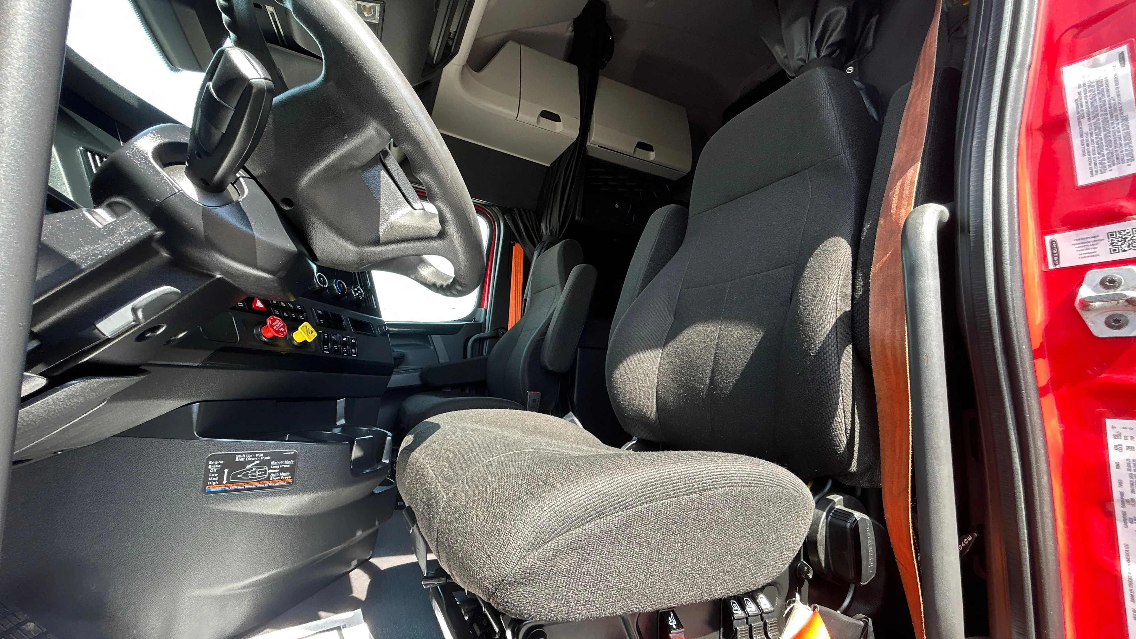 2023 Freightliner Cascadia - image 27