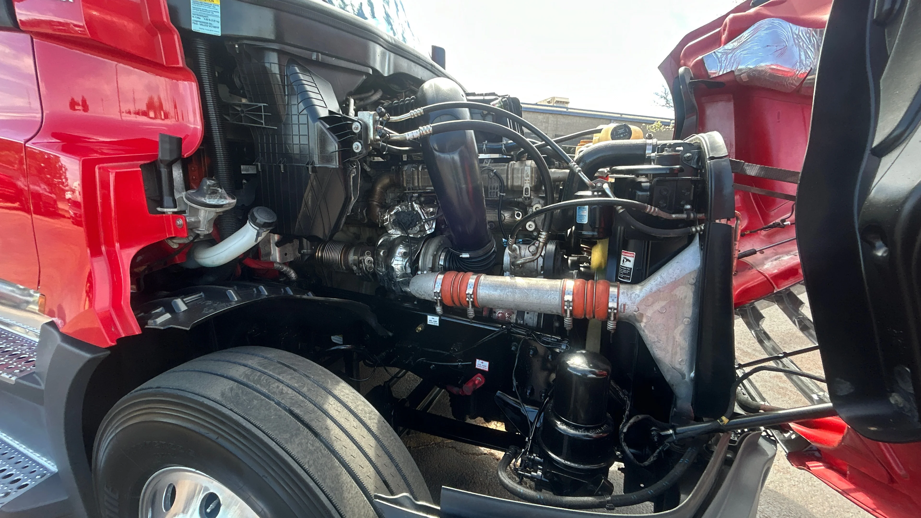 2023 Freightliner Cascadia in Kansas City, MO — photo 14