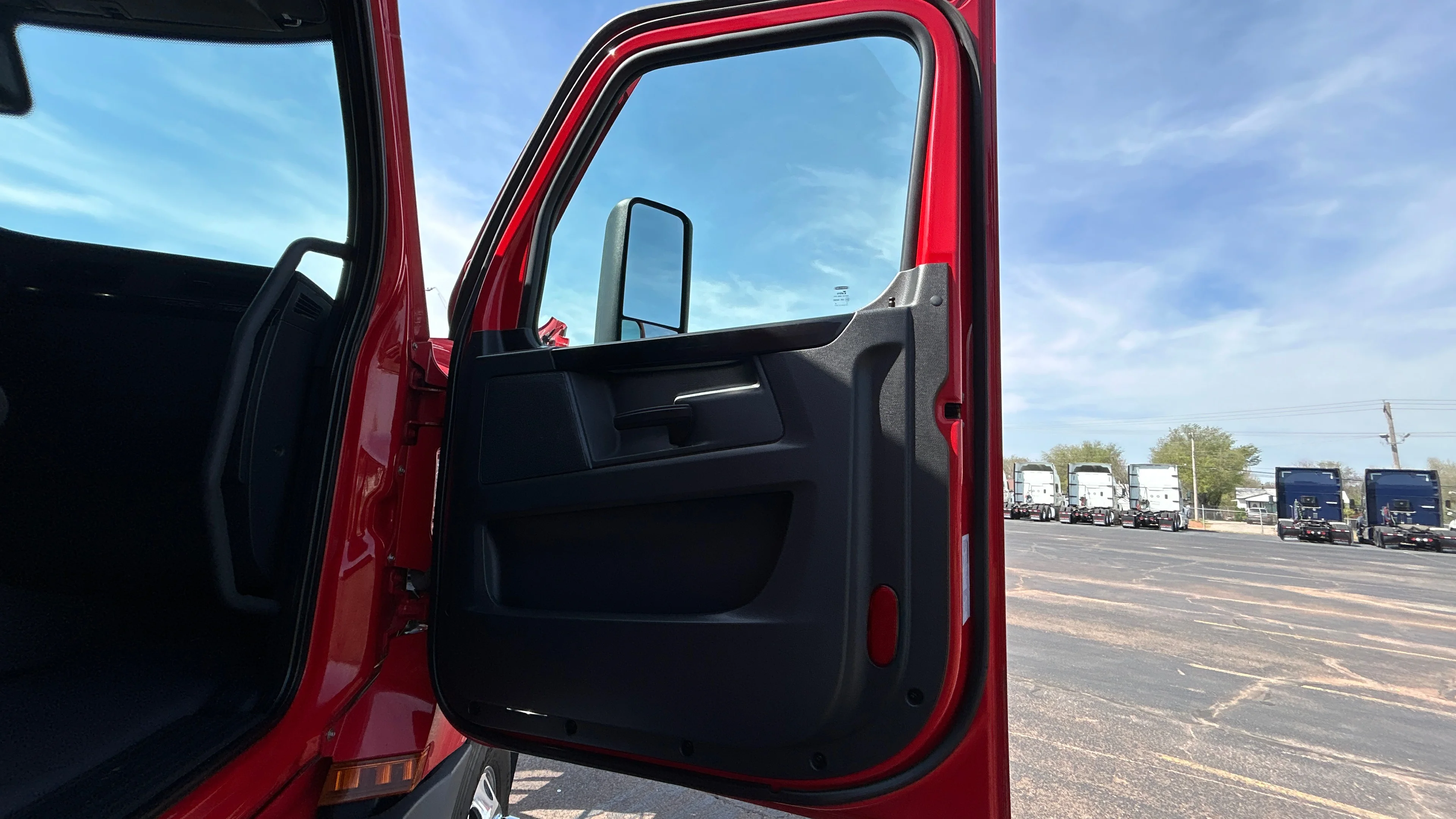 2023 Freightliner Cascadia in Kansas City, MO — photo 32