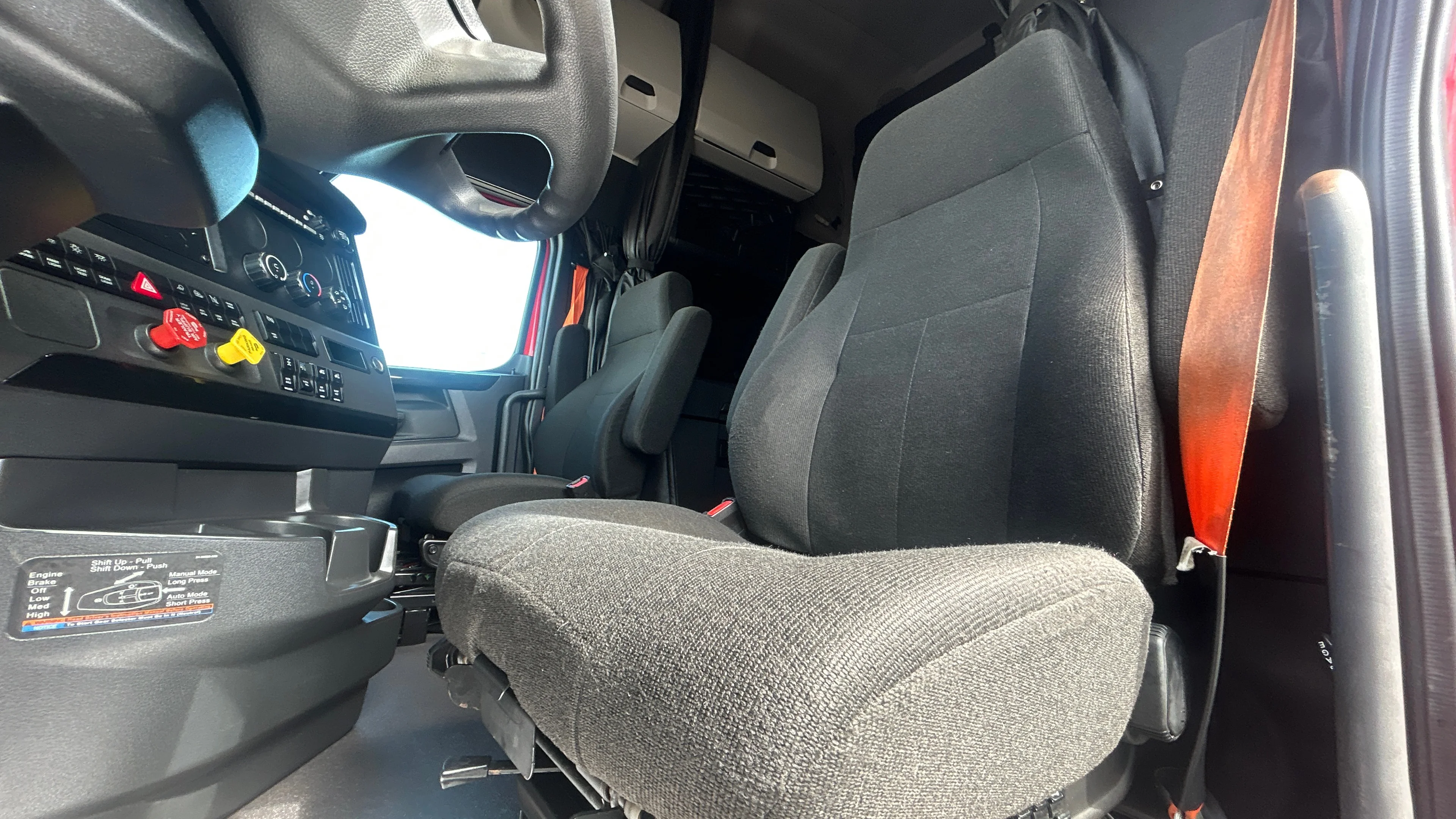 2023 Freightliner Cascadia in Kansas City, MO — photo 15