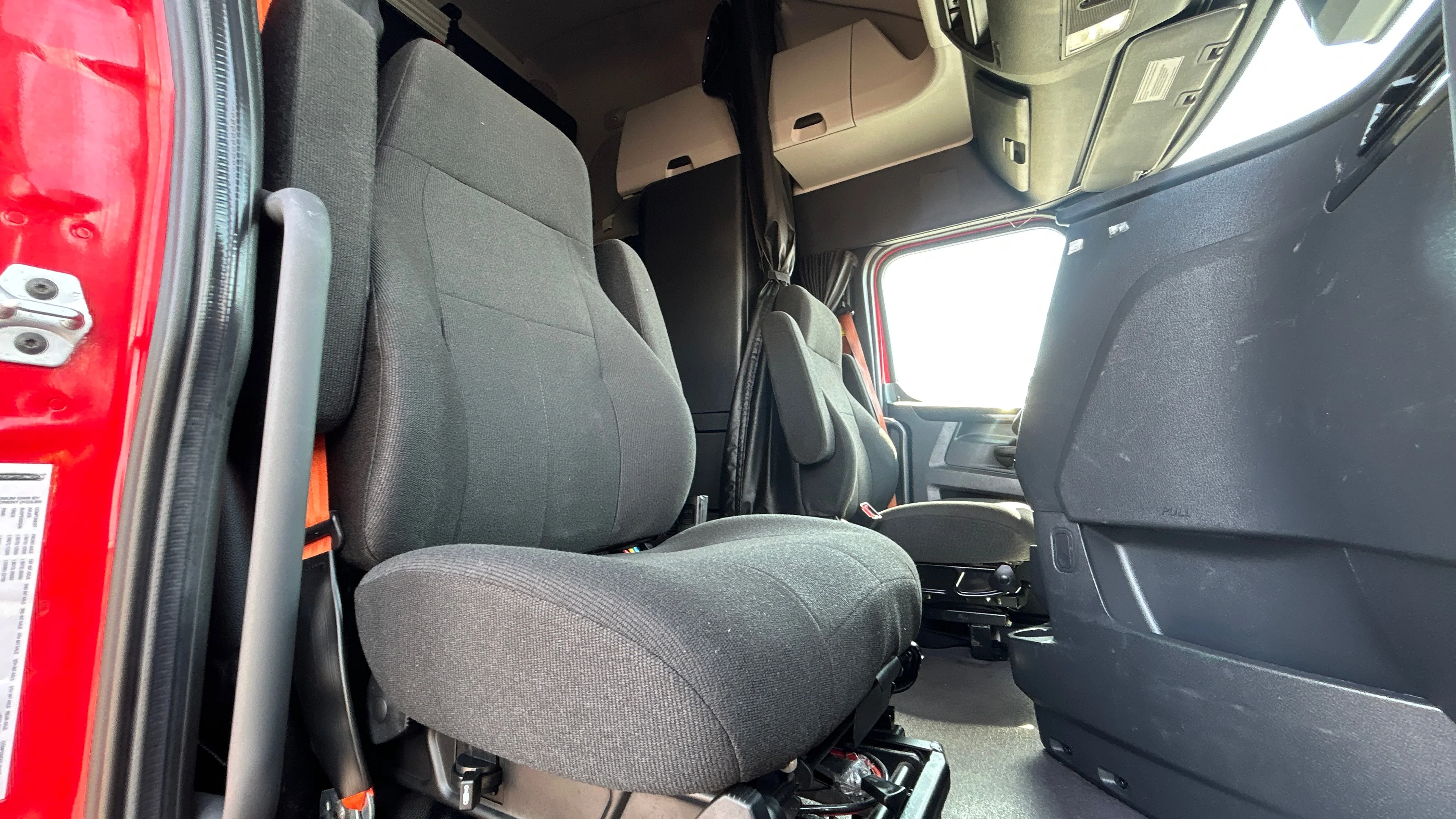 2023 Freightliner Cascadia in Kansas City, MO — photo 34