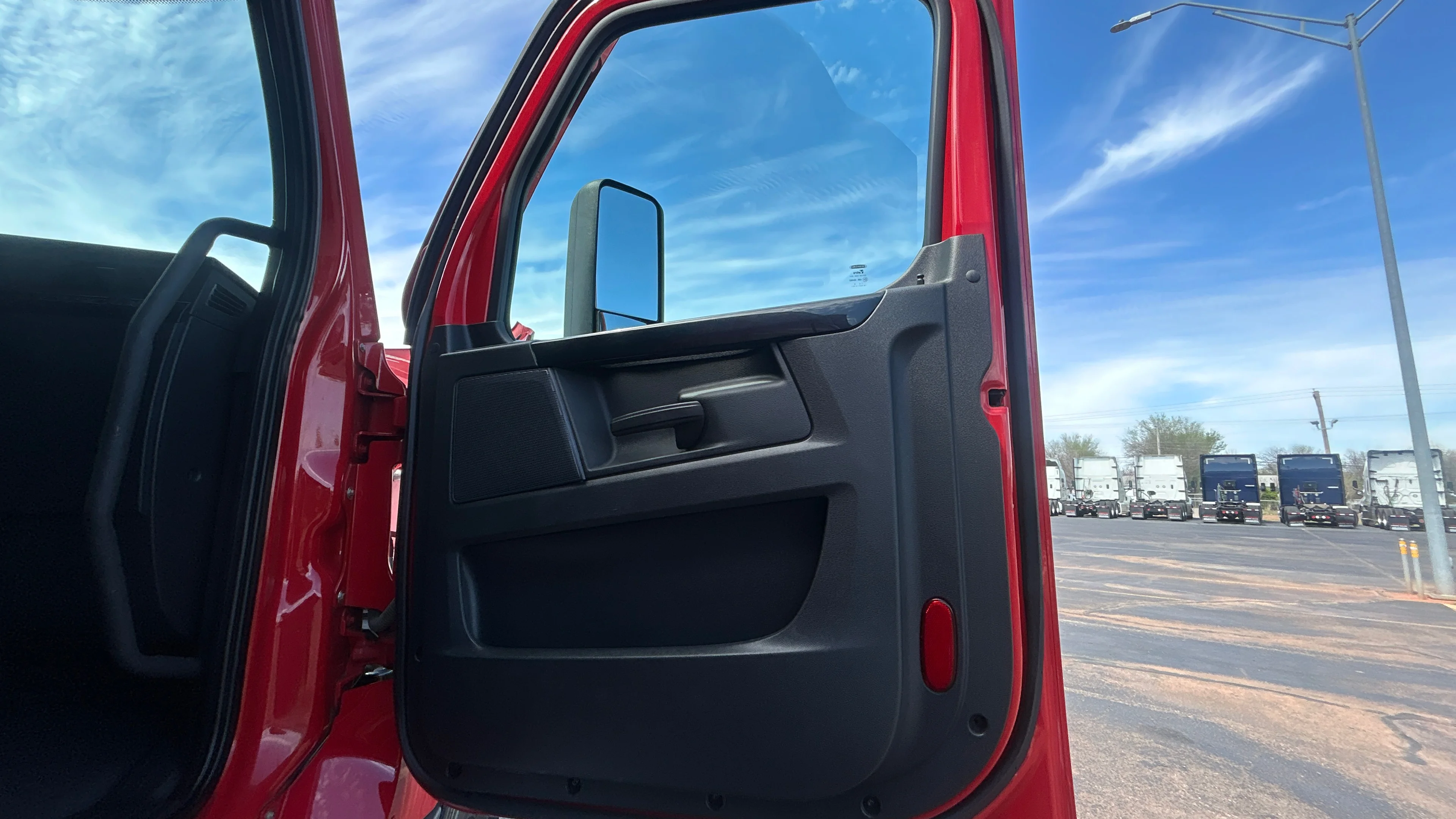 2023 Freightliner Cascadia in Kansas City, MO — photo 20