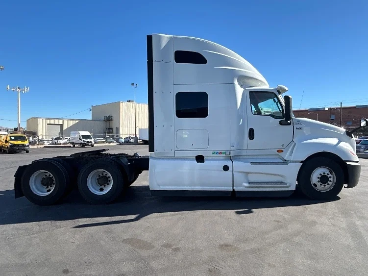 2020 International LT - image 8