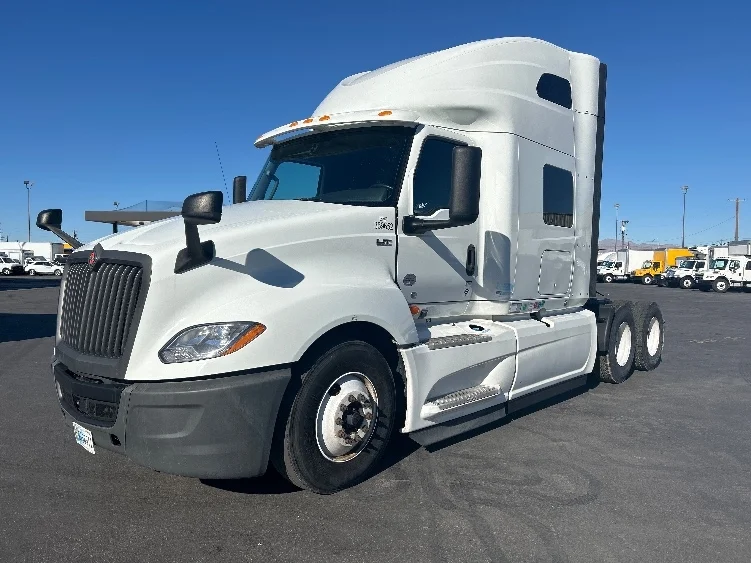 2020 International LT - image 3